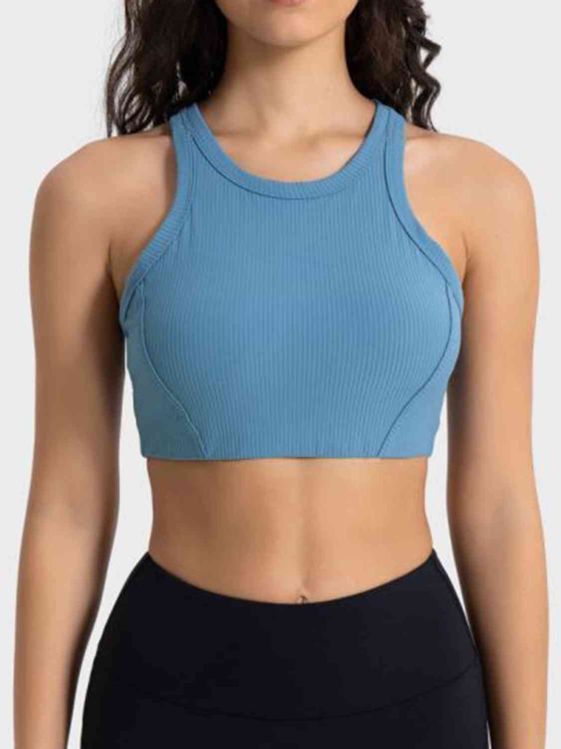 Camiseta deportiva corta con tirantes anchos