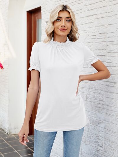 Blusa con volantes y cuello simulado