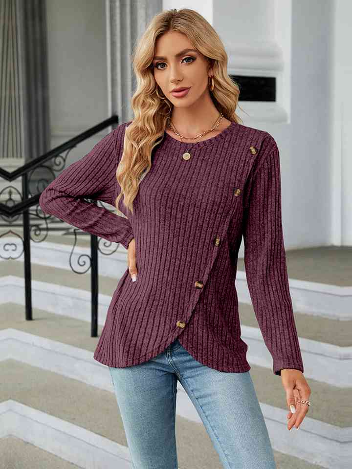 Blusa con detalle de botones de canalé y cuello redondo