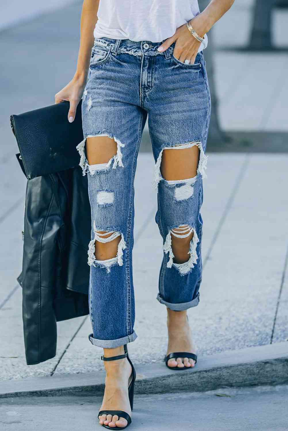 Jeans rectos con ribete deshilachado y desgastados