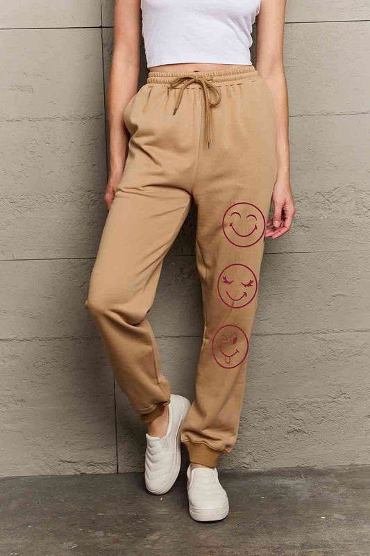 Pantalones deportivos con estampado de emoji de tamaño completo de Simply Love