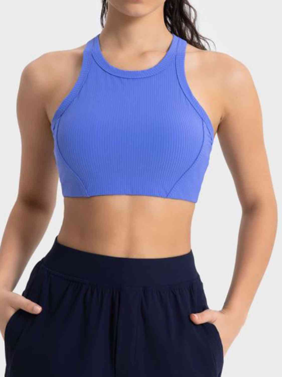 Camiseta deportiva corta con tirantes anchos