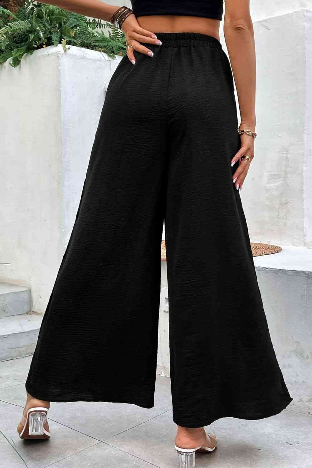 Pantalones anchos con cintura elástica y detalle de botones