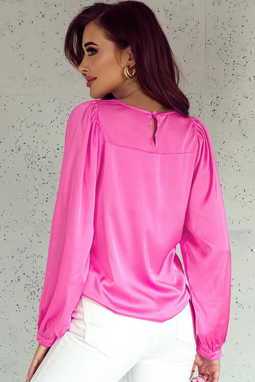 Blusa con cuello redondo y mangas con volantes