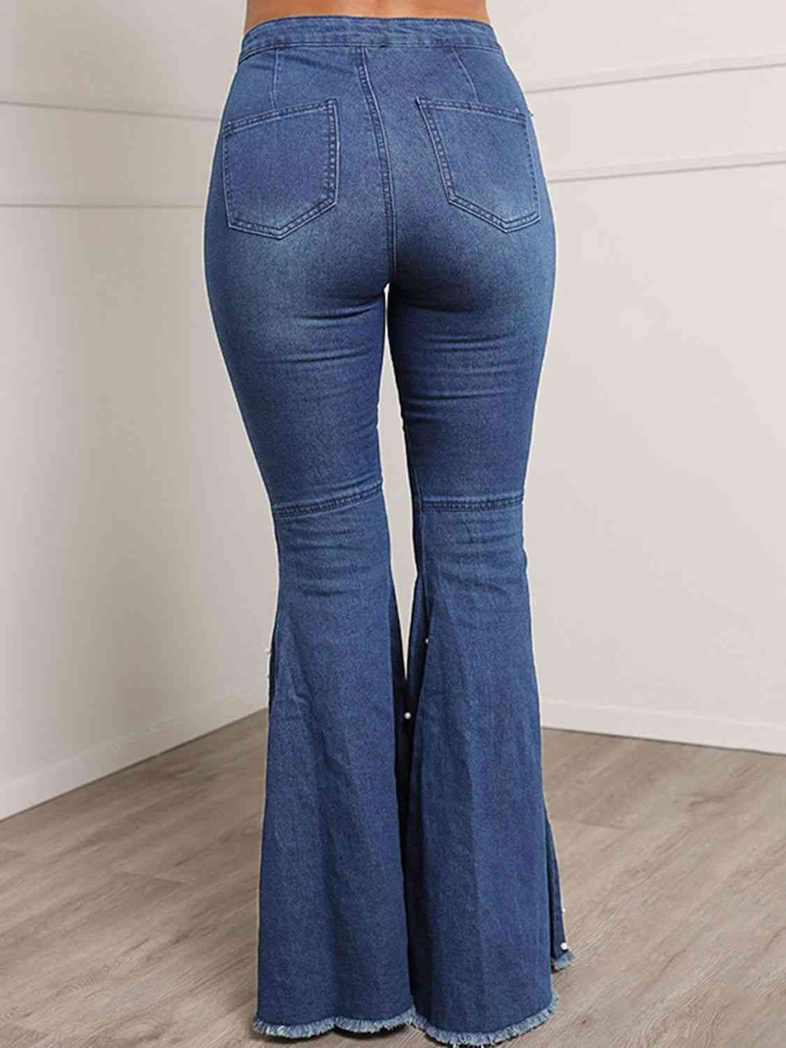 Jeans acampanados con bragueta de botones