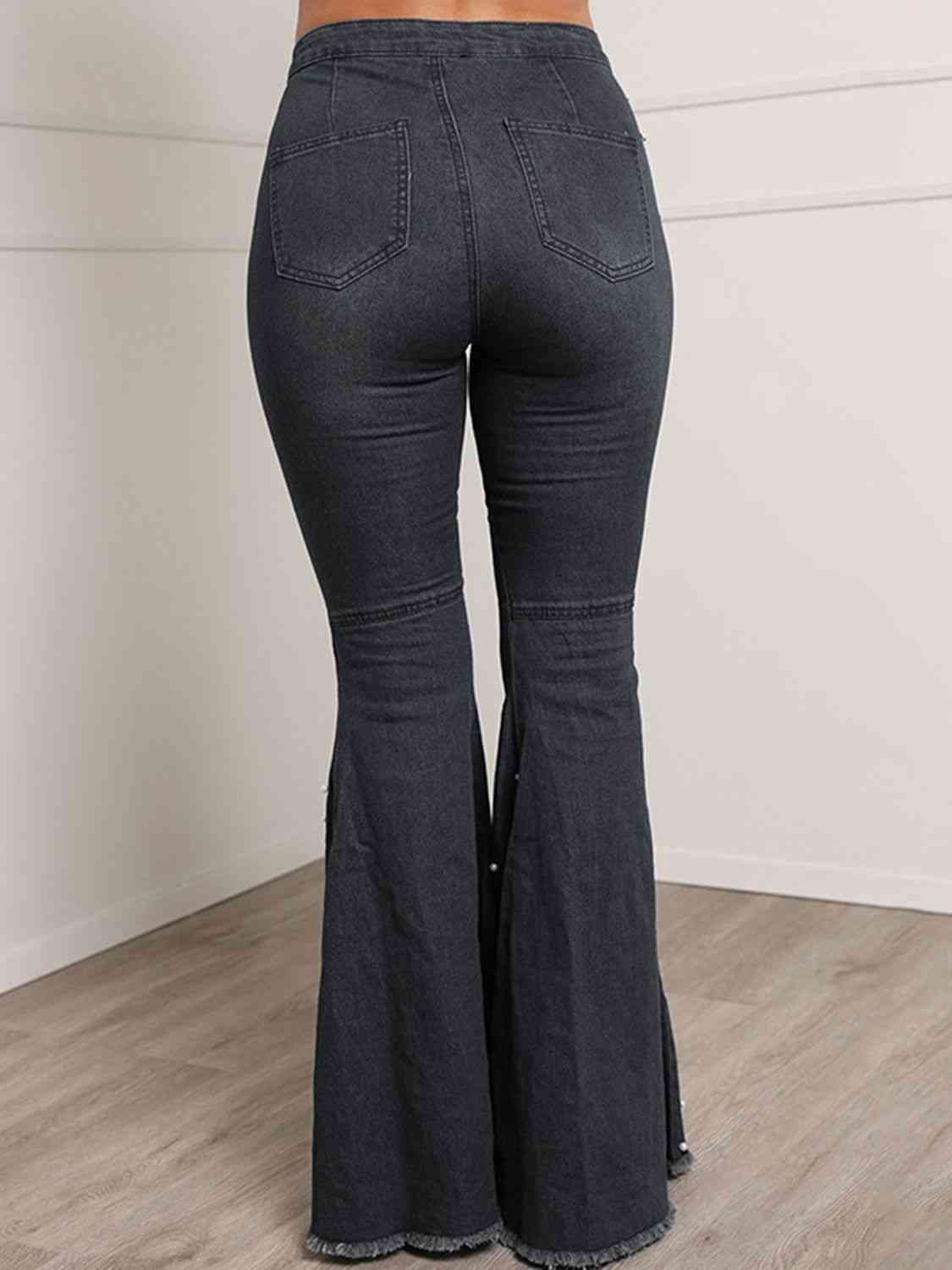 Jeans acampanados con bragueta de botones