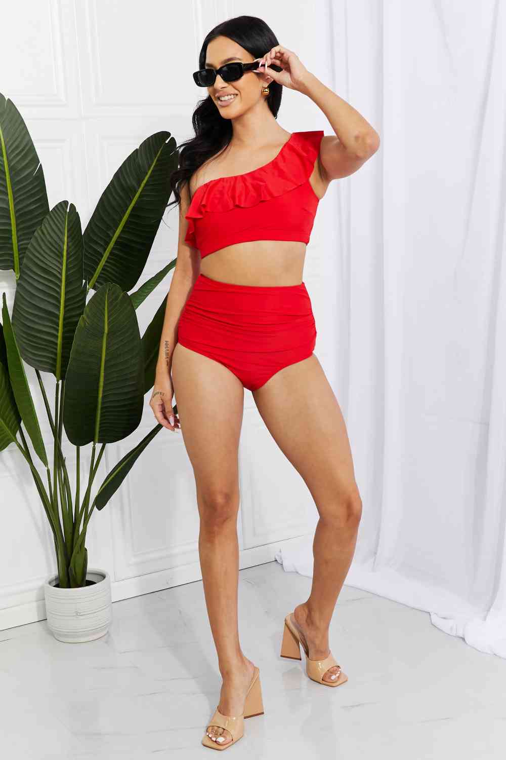 Bikini de un solo hombro con volantes Seaside Romance de Marina West Swim en rojo