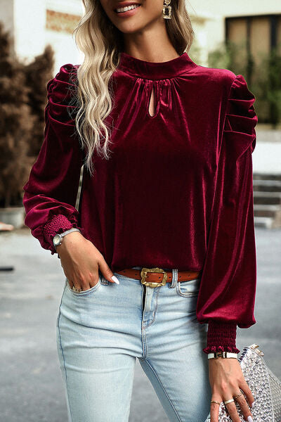 Blusa con mangas abullonadas y cuello simulado