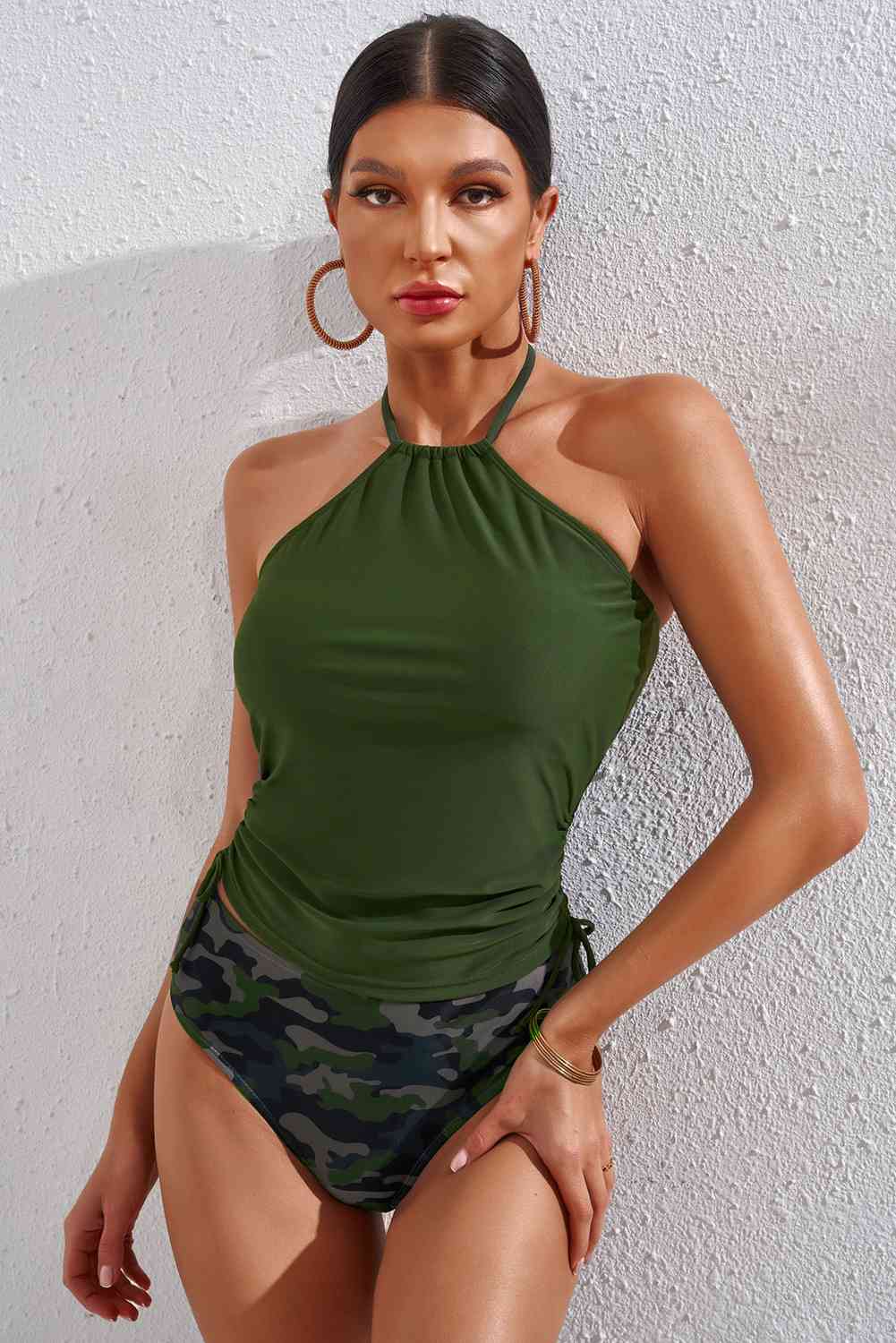 Conjunto de top de baño con cuello halter fruncido con cordón y pantalones de camuflaje