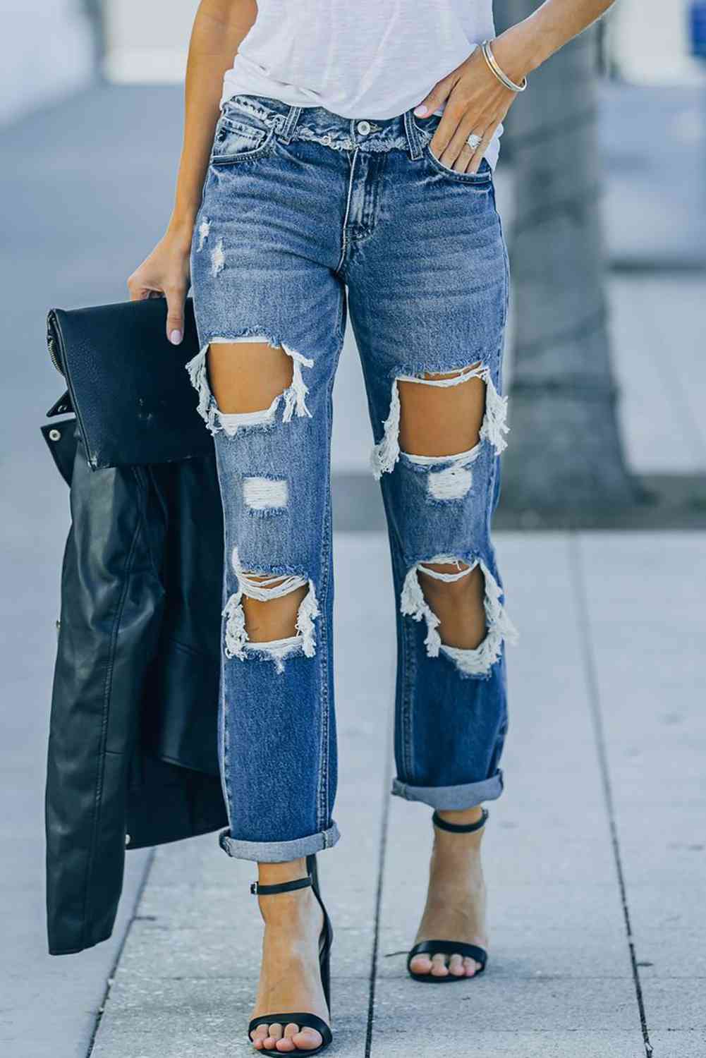 Jeans rectos con ribete deshilachado y desgastados