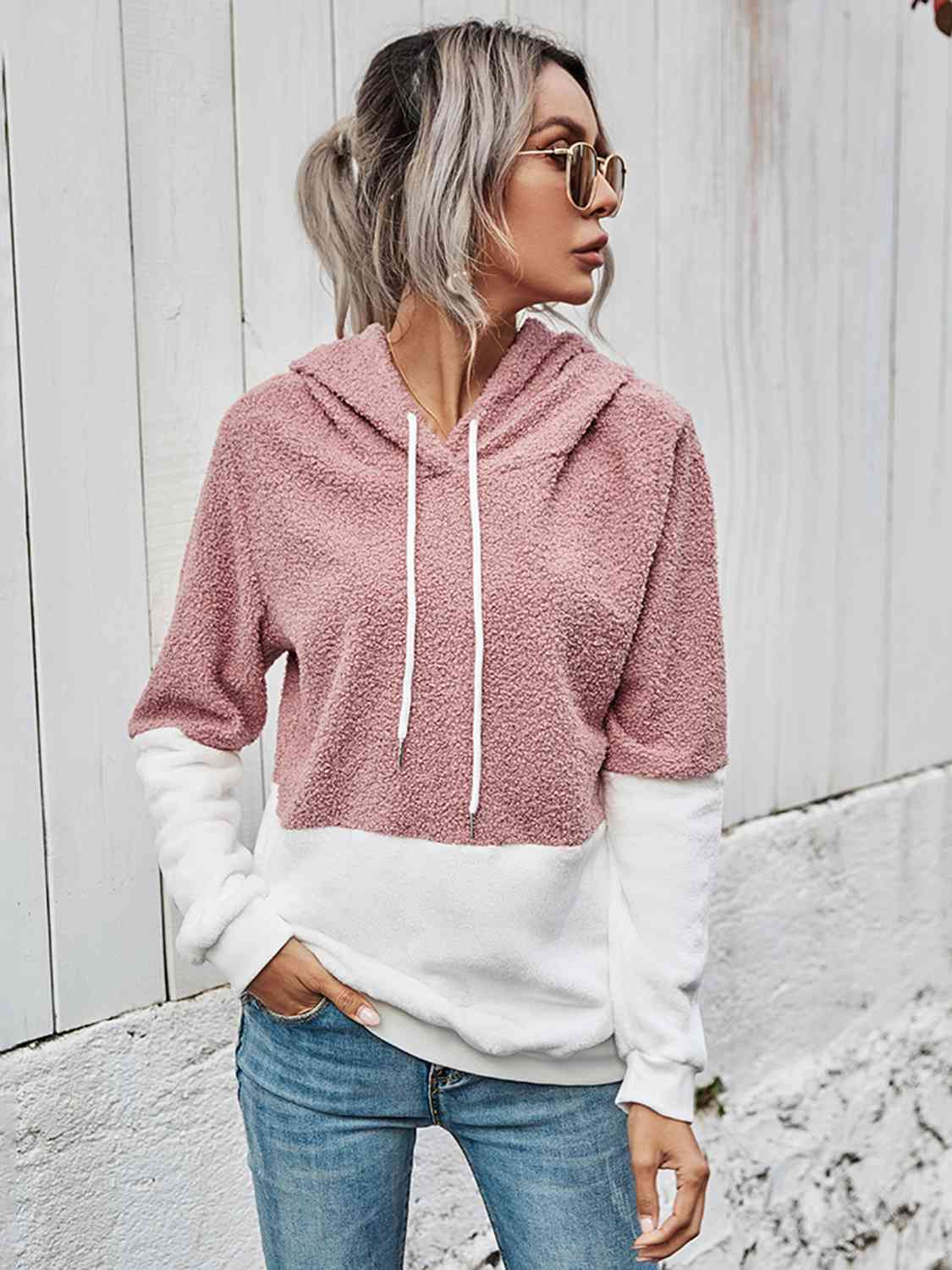 Sudadera con capucha de manga larga con cordón en contraste