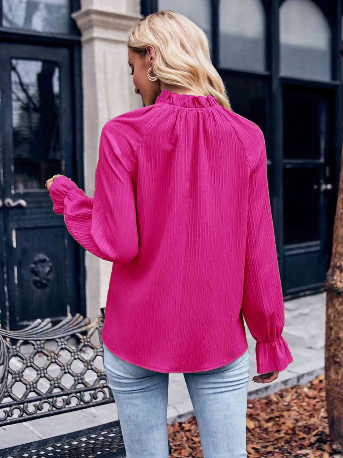 Blusa de manga con volante y cuello simulado