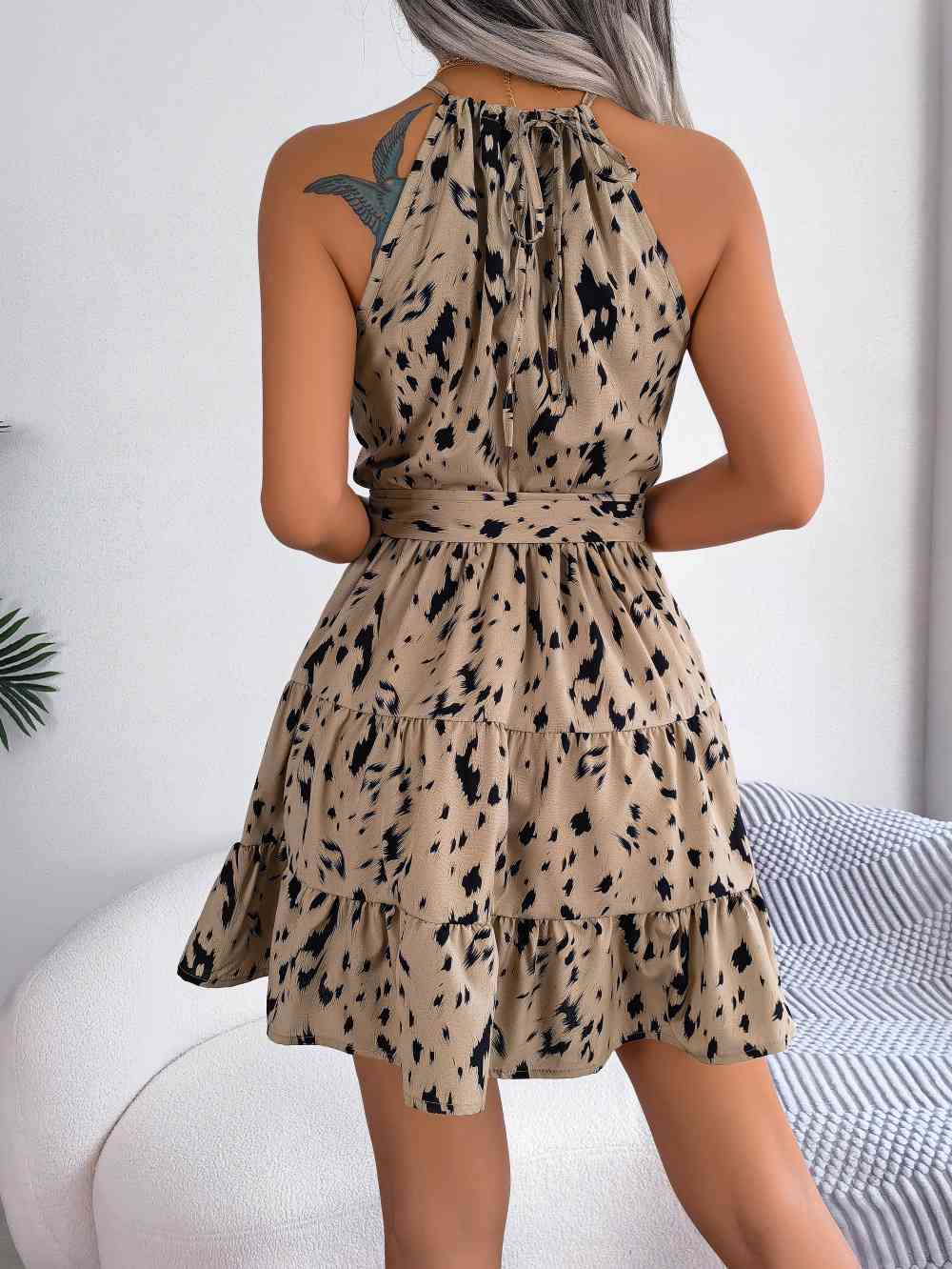 Minivestido sin mangas con cintura anudada y estampado con cuello halter