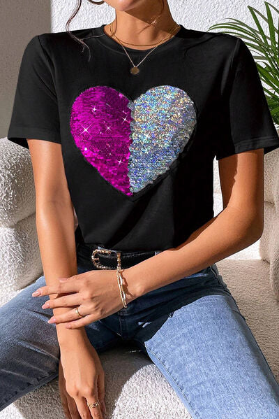 Camiseta de manga corta con cuello redondo y lentejuelas de corazón