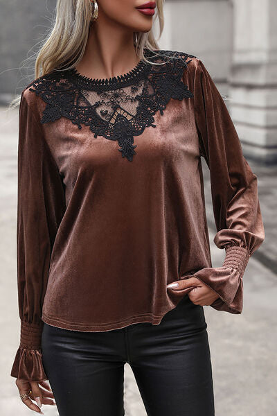 Blusa con detalle de encaje y cuello redondo con mangas fruncidas y volantes