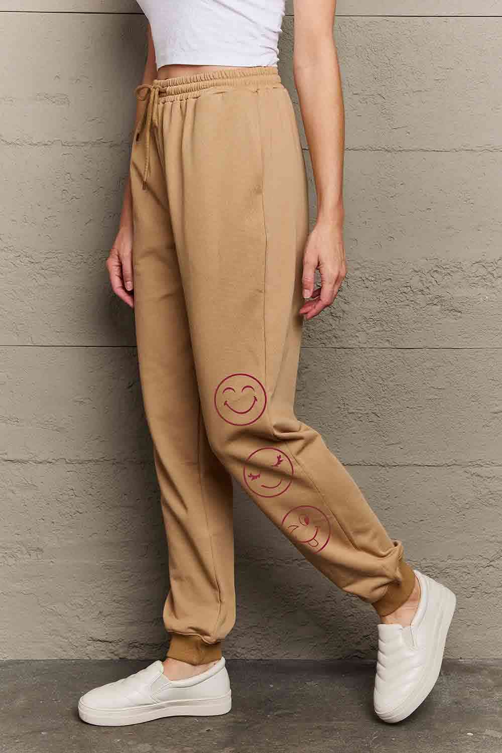 Pantalones deportivos con estampado de emoji de tamaño completo de Simply Love