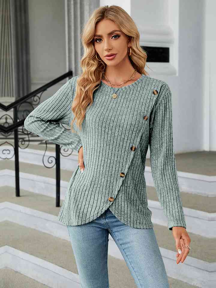 Blusa con detalle de botones de canalé y cuello redondo