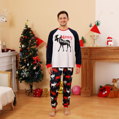 Conjunto de hombres con top gráfico MERRY CHRISTMAS y pantalones con renos