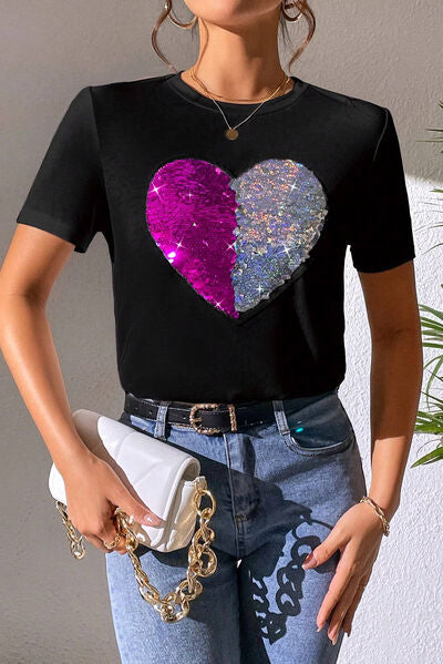 Camiseta de manga corta con cuello redondo y lentejuelas de corazón