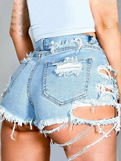 Shorts vaqueros desgastados con dobladillo sin rematar y bolsillos