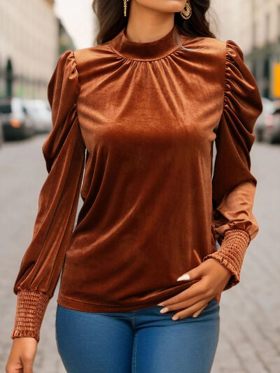 Blusa con mangas abullonadas y cuello simulado atado