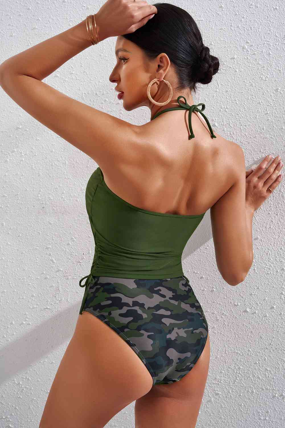 Conjunto de top de baño con cuello halter fruncido con cordón y pantalones de camuflaje