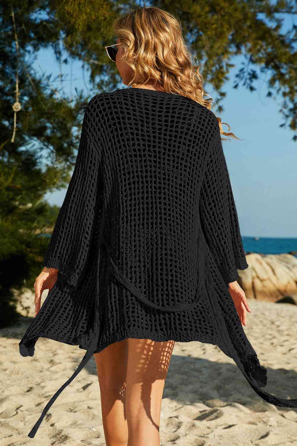 Cover-up de crochet calado con cintura anudada