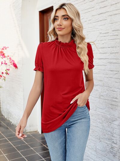 Blusa con volantes y cuello simulado