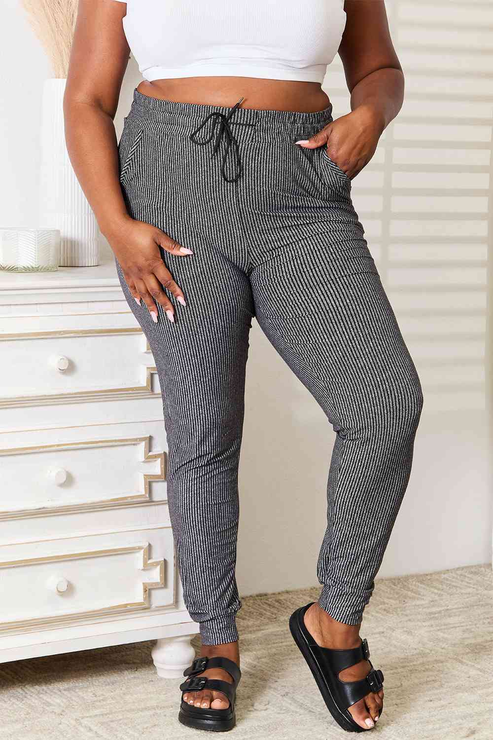 Leggings Depot Joggers estampados a rayas de tamaño completo