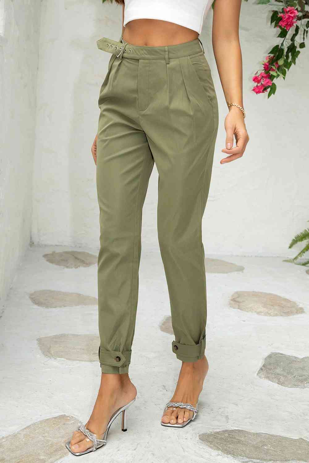 Pantalones jogger con detalle de cinturón