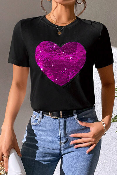 Camiseta de manga corta con cuello redondo y lentejuelas de corazón