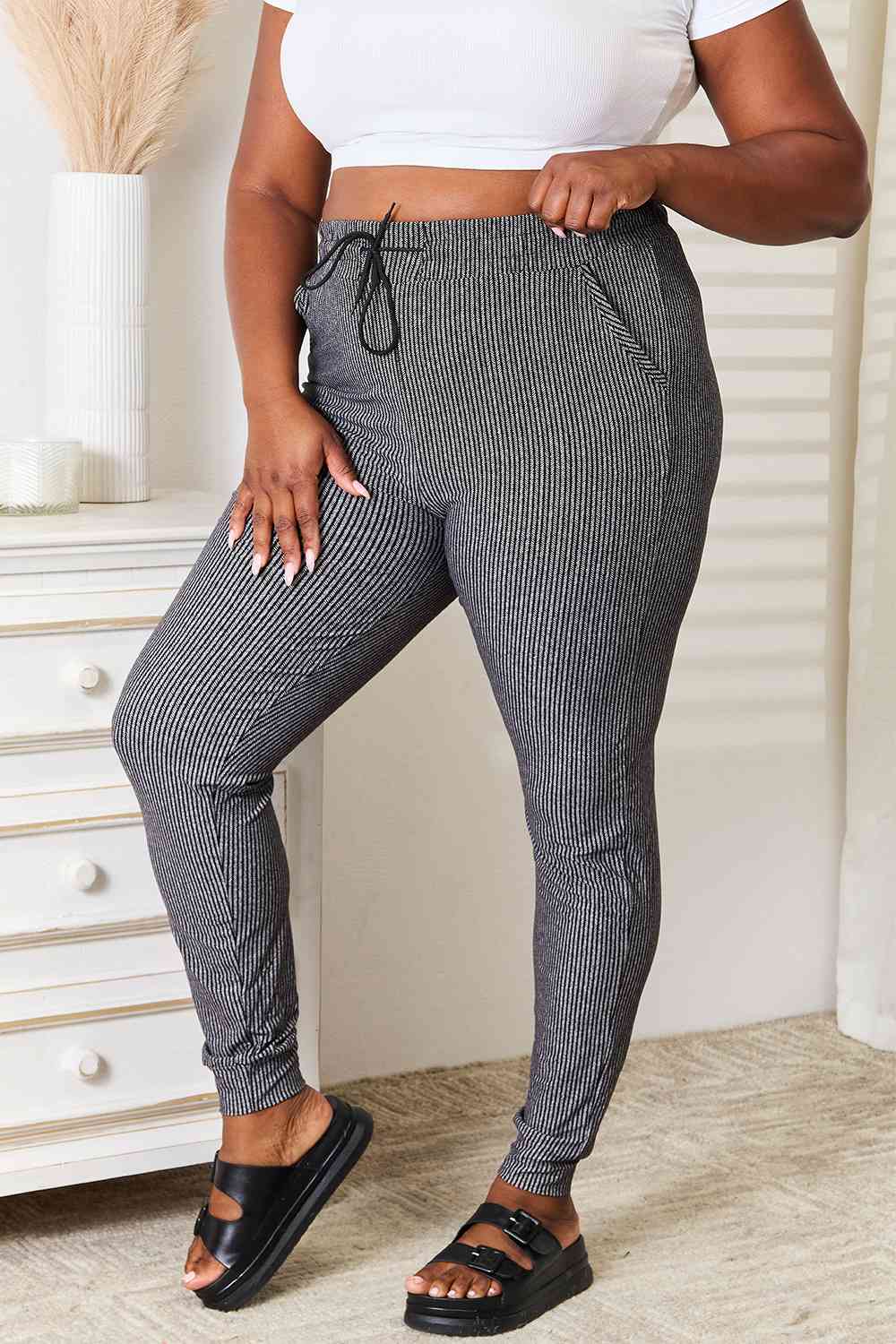 Leggings Depot Joggers estampados a rayas de tamaño completo