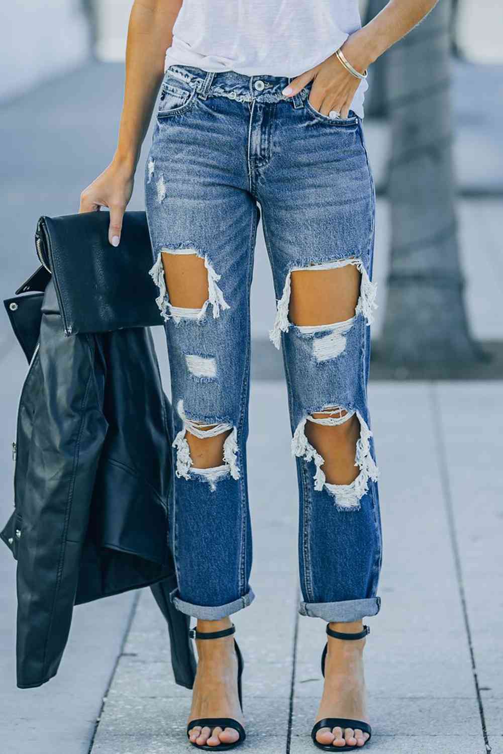 Jeans rectos con ribete deshilachado y desgastados