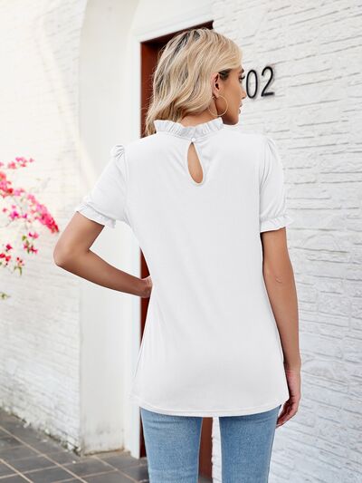 Blusa con volantes y cuello simulado