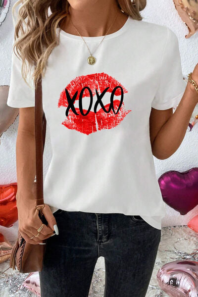 Camiseta con cuello redondo y gráfico de labios XOXO