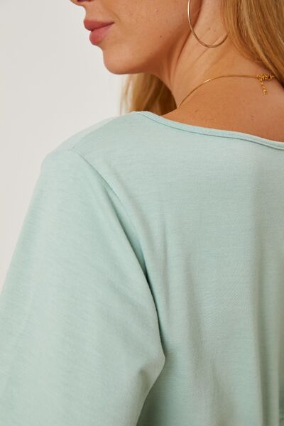 Blusa con mangas farol y cuello barco