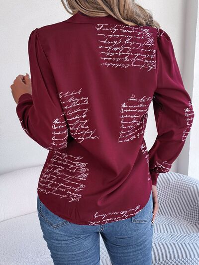 Blusa de manga larga con botones y estampado de letras