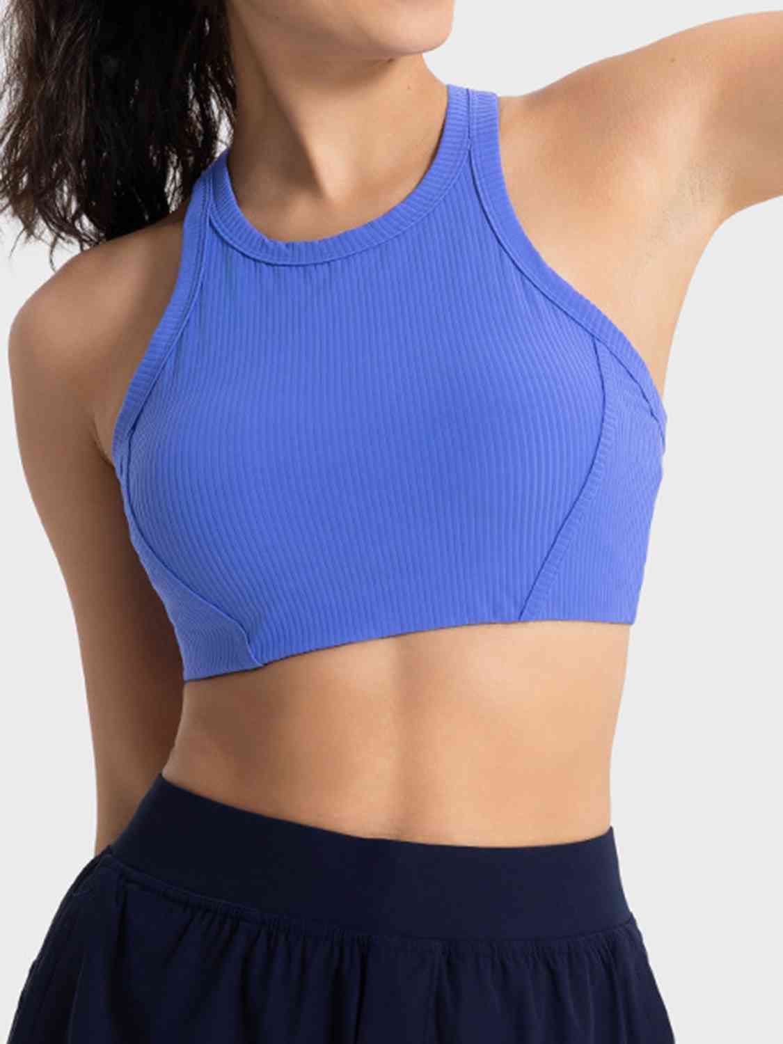 Camiseta deportiva corta con tirantes anchos