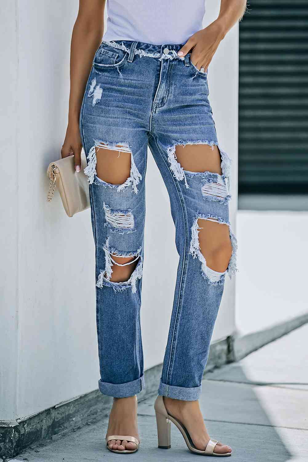 Jeans rectos con ribete deshilachado y desgastados